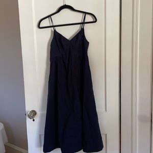 Gap navy blue mid length dress with pockets. Never worn. Great condition. Size S
